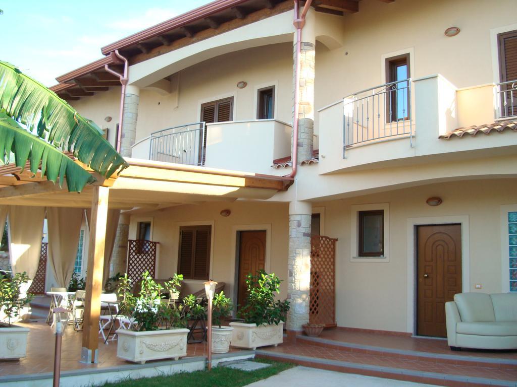 Guest House Mare E Luna Fiumefreddo Bruzio Exterior photo